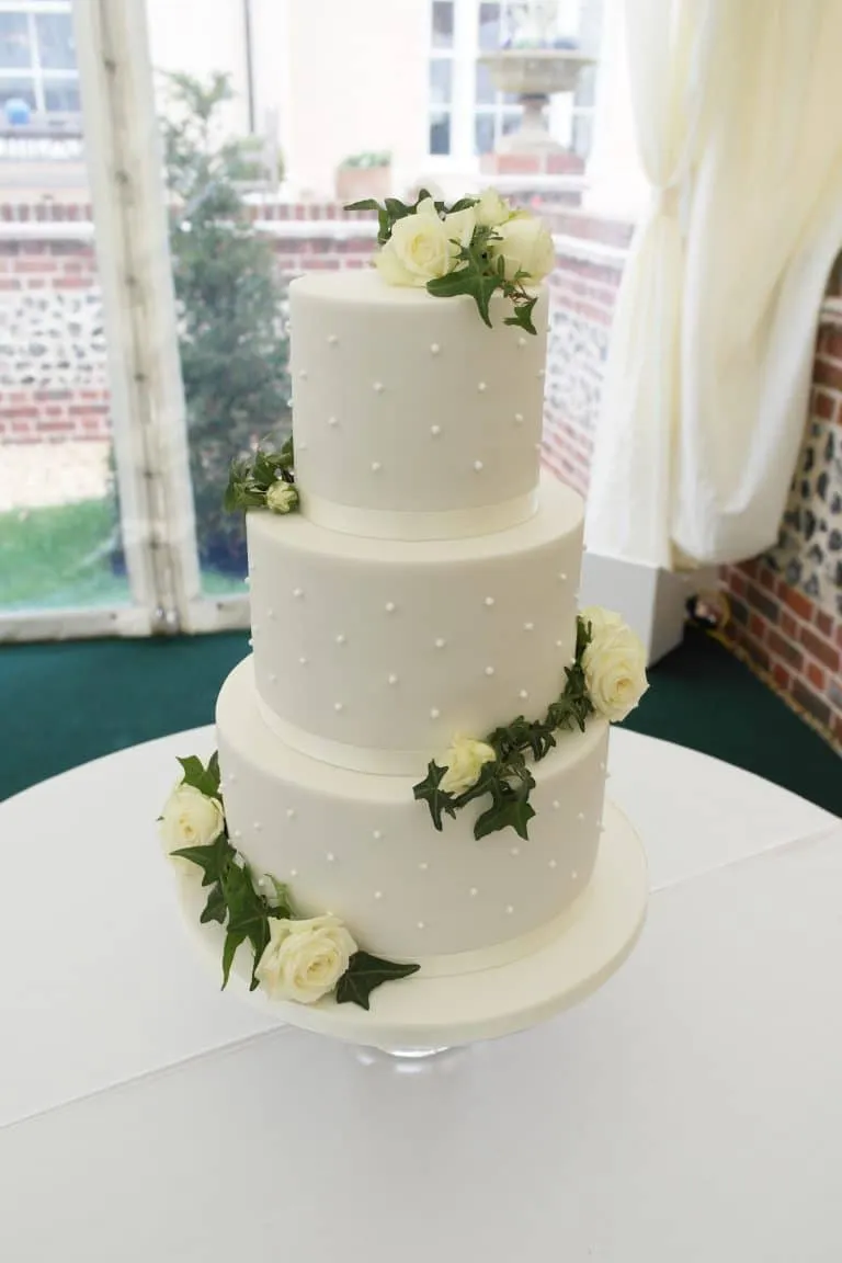White Piped Dots, Fresh flowers